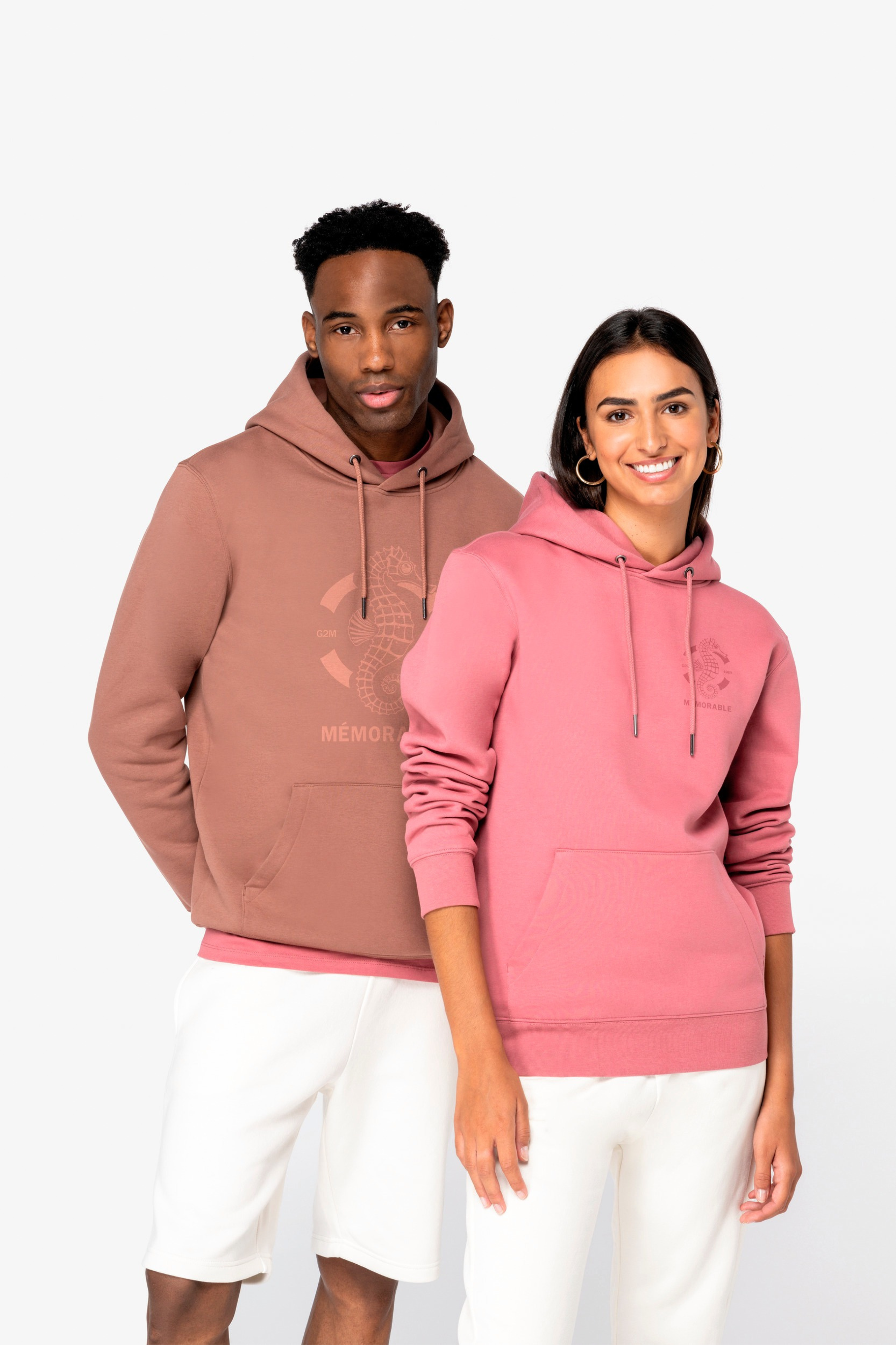 Couple avec sweatshirt G2M rose et caramel avec logo Hippocampe Mémorable
